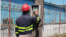 Un empleado de la Empresa Eléctrica de La Habana chequea el funcionamiento de un medidor de consumo de energía eléctrica.