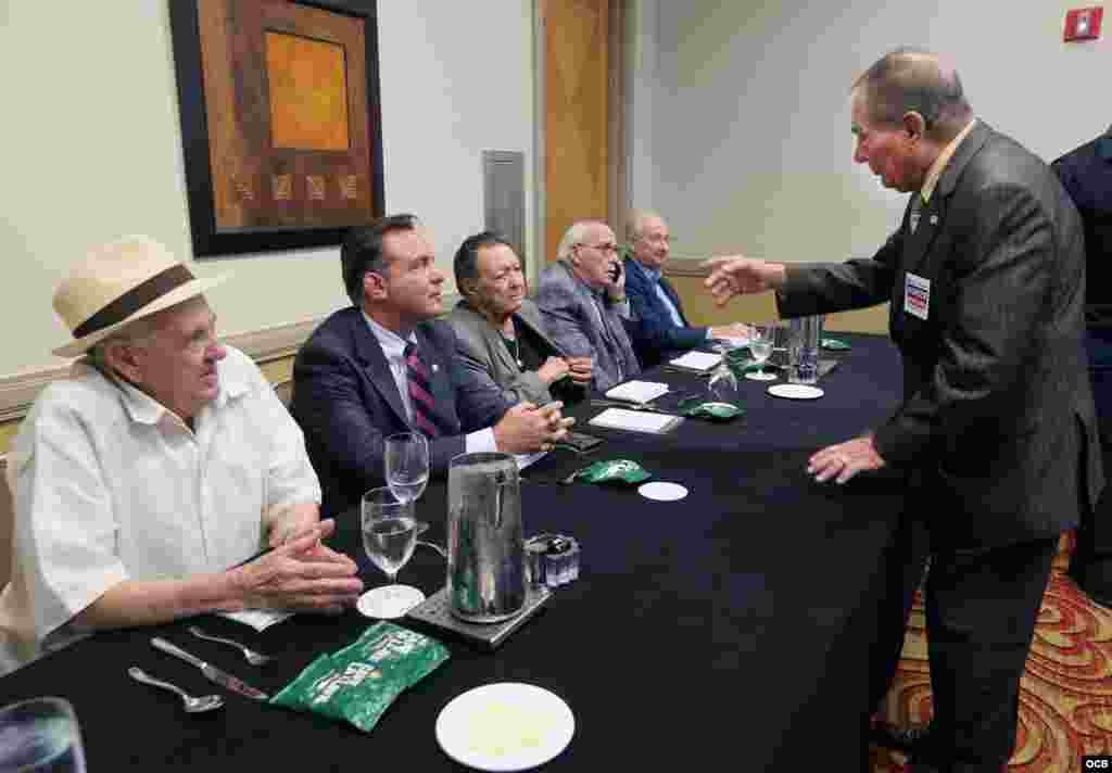 De izq. a der. Angel González, Jonathan Parker, Eugenio Llamera, Francisco Alayon y Armando Quirantes, miembros del Colegio Nacional de Periodistas en el exilio conversan con Armando V. Pomar durante el evento del Día de los Periodistas celebrado el sábad