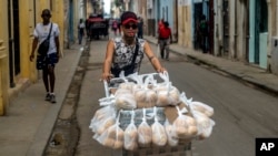 Foto de archivo. Un vendedor de pan en una calle en La Habana, Cuba. (Foto AP/Ramon Espinosa)