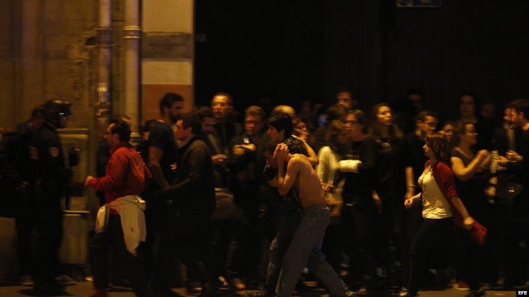 Ataques terroristas dejan decenas de muertos en París.