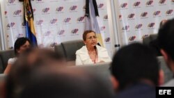 VEN12 - CARACAS (VENEZUELA), 9/3/2013.- La presidenta del Consejo Nacional Electoral (CNE),Tibisay Lucena (c), hoy sábado 9 de marzo de 2013, al anunciar la celebración de las próximas elecciones el 14 de abril