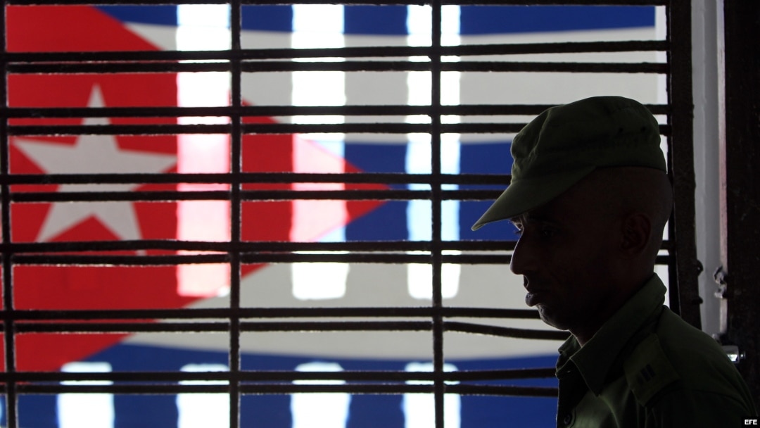 Foto de archivo. Un militar cubano custodia un pasillo de la prisión Combinado del Este, en La Habana (Cuba). 