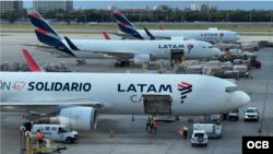 Aeronave de carga del programa "Avión Solidario" a punto de partir desde el Aeropuerto Internacional de Miami con ayuda para Colombia. (OCB)