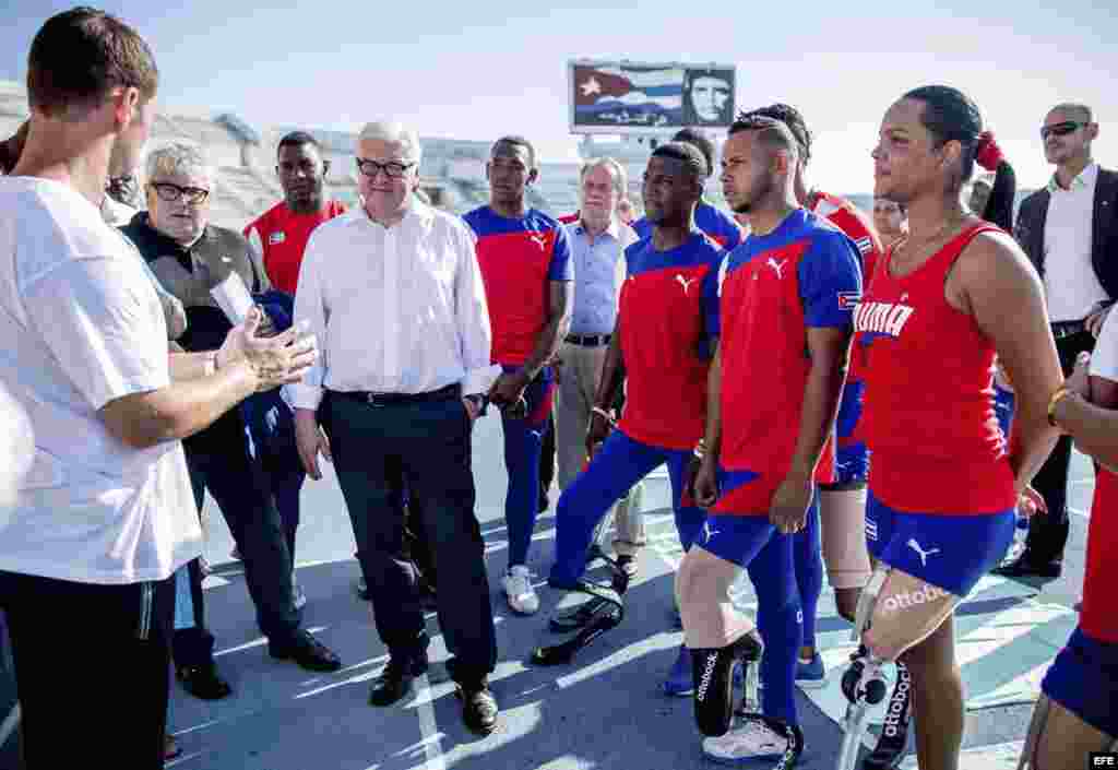 El ministro de Exteriores alemán, Frank-Walter Steinmeier (4i), durante su visita a una sesión de entrenamiento del equipo cubano de atletas paralímpicos en La Habana (17 de julio, 2015).