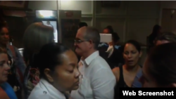 Grupo de cubanos retenido en el Aeropuerto de Guyana