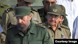 Raúl Castro y su hermano Fidel Castro