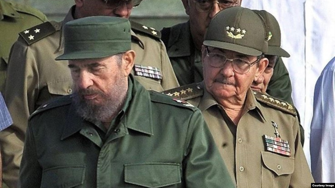 Raúl Castro y su hermano Fidel Castro