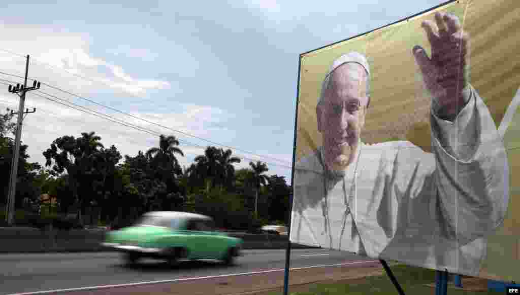 Vista de un cartel con la imagen del papa Francisco en La Habana. EFE
