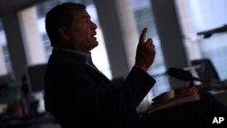 El expresidente de Ecuador, Rafael Correa, habla durante una entrevista con The Associated Press en Bruselas, el viernes 11 de septiembre de 2020. (AP Foto/Francisco Seco)