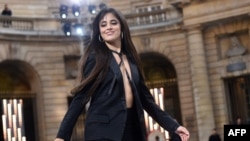 Camila Cabello en la pasarela de L'Oreal en Paris