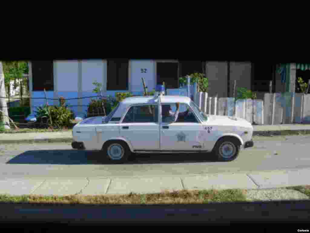 Carro policial apostado frente a la casa de una opositora para impedirle salir durante visita del Papa a Cuba.