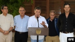 El presidente de Colombia, Juan Manuel Santos (c).