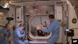 La tripulación del SpaceX Dragon hace su entrada a la Estación Espacial Internacional. (NASA via AP)