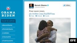  Barack Obama abraza a su mujer Michelle en una fotografía que colgó en su propia cuenta de la red social Twitter tras conocer su victoria. 