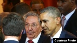 Se saludan el presidente Barack Obama y el general Raúl Castro en encuentro informal de la Cumbre de Panamá