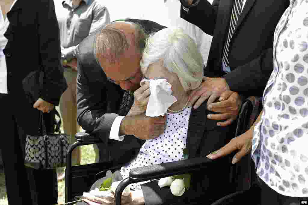 Maria Luisa Araluce (c), esposa del fallecido comandante de la revolución cubana Huber Matos, llora durante el funeral de Matos hoy, sábado 8 de marzo de 2014, en San José (Costa Rica). En este país, que acogió a Matos como exiliado en 1957, se celebró el