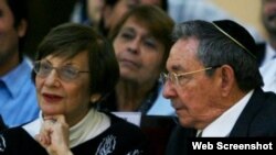 Raúl Castro junto a Adela Dworin, presidenta de la Comunidad Judía de Cuba