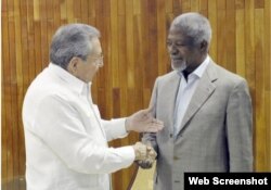 Raúl Castro durante su encuentro con el exsecretario general de la ONU, Kofi Annan.