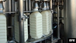 Planta de embotellado de la fábrica de productos lácteos.