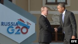 Fotografía de archivo muestra al presidente ruso, Vladimir Putin (izda), saludando a su homólogo estadounidense, Barack Obama (dcha), cumbre del G20 en San Petersburgo (Rusia).