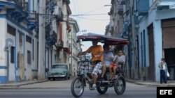 Un bicitaxi en una calle de La Habana. 
