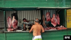  Un hombre compra carne en un puesto callejero en La Habana (Cuba). 