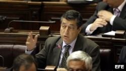 El diputado opositor Gustavo Borsari (c) habla en Montevideo (Uruguay), durante la votación en la Cámara de Diputados. 