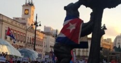 El oso y el madroño, emblemática escultura en la Puerta del Sol tambien luce bandera cubana (Foto tomada de Facebook)