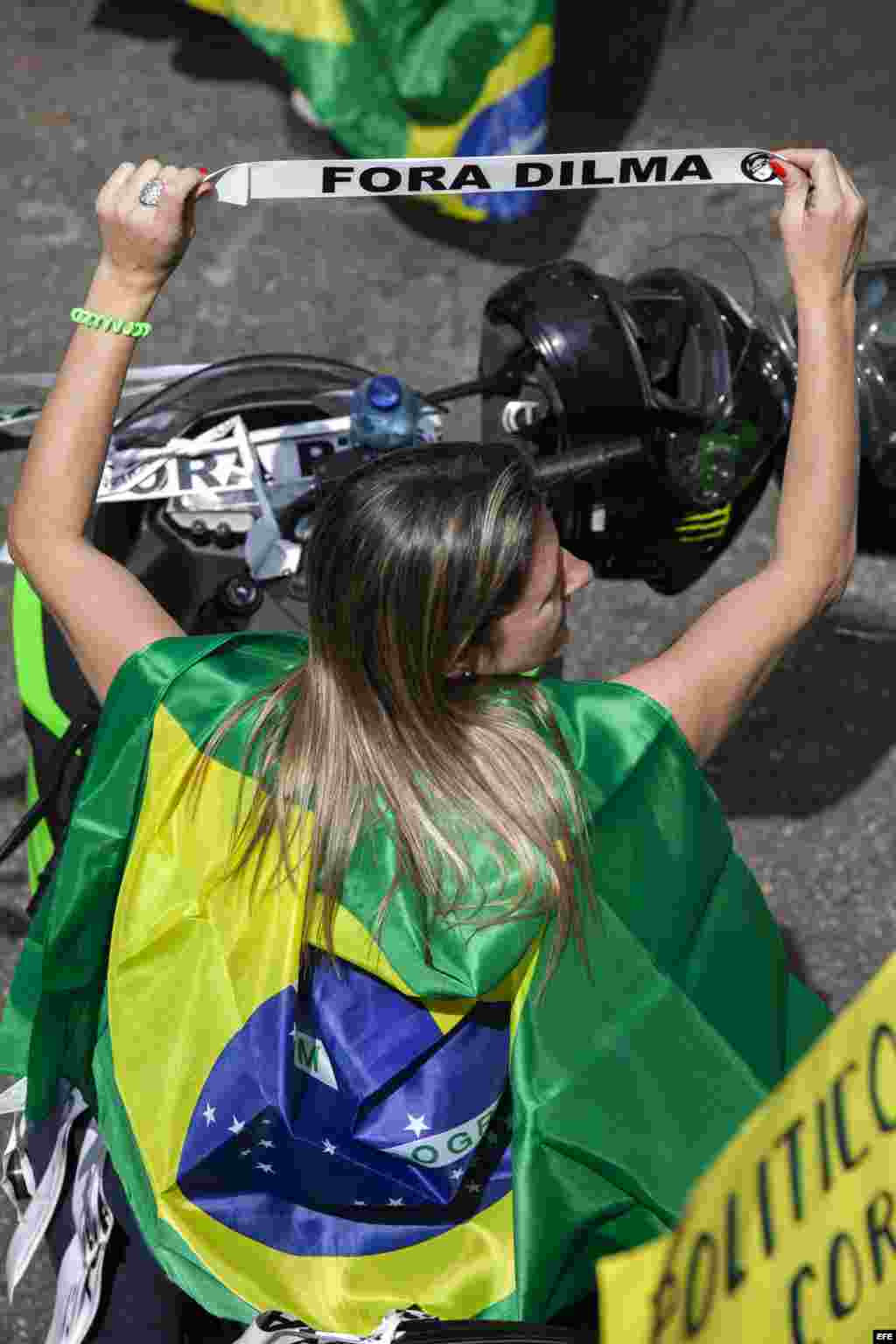 Un manifestante participa en una protesta contra el Gobierno de Dilma Rousseff hoy, domingo 16 de agosto de 2015, en la ciudad de Sao Paulo (Brasil)