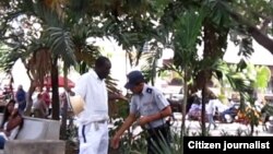 Reporta Cuba. Policía multa y acosa en La Habana. Foto: Arcelio Molina.