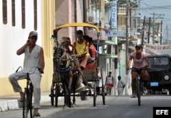 Muchos cubanos viven al margen del traspaso de poder en la isla.