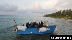 En esta foto de archivo de la página del gobierno de Islas Caimán, una embarcación de migrantes cubanos.