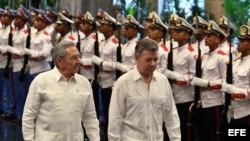 El mandatario cubano Raúl Castro (i) y el presidente de Colombia, Juan Manuel Santos (d), pasan revista a las tropas formadas para la ceremonia oficial de recibimiento lunes 17 de julio de 2017.
