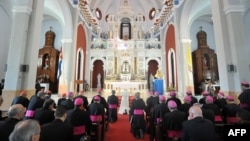 Misa en el Santuario de la Virgen de la Caridad del Cobre, en Santiago de Cuba a la que asistió el papa Benedicto XVI en 2012. OSSERVATORE ROMANO / VATICAN / AFP