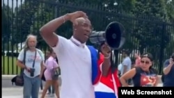 el boxeador cubano Yordenis Ugás durante una manifestación de apoyo al 11J, en Washington D.C. 
