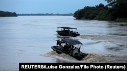 Soldados colombianos patrullan el río Arauca en la frontera con Venezuela.