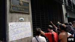 Reporteros esperan a la salida del edificio donde se encuentra el despacho de la fiscal Viviana Fein (20 de enero, 2015).