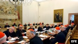 Fotografía de archivo. Vista general de una congregación general de cardenales en la Sala Bolonia del Palacio Apostólico en la Ciudad del Vaticano.
