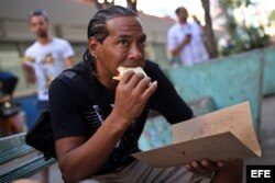 En Cuba, la pizza callejera se sobre un pedazo de cartón.
