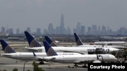 Aviones de United en la pista del aeropuerto Liberty de Newark. Al fondo, los rascacielos de Nueva York.