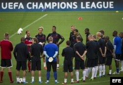 El entrenador del Ajax, Frank de Boer, (3i) durante el entrenamiento que su equipo ha llevado a cabo en el Camp Nou de Barcelona, para preparar el partido de la primera jornada de la Liga de Campeones que mañana disputarán frente al F.C.Barcelona.