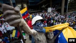 Médicos opositores al Gobierno nacional participan en una manifestación en Caracas.