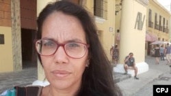 Luz Escobar, periodista del diario 14ymedio, no puede salir de su casa desde hace siete días, porque la policía se lo prohíbe.