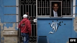 Una foto del presidente de los Estados Unidos Barack Obama cuelga la entrada de una casa hoy, lunes 21 de marzo de 2016, en La Habana (Cuba).