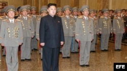 Kim Jong Un visita el mausoleo de Kim Jong Il