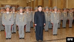 Kim Jong Un visita el mausoleo de Kim Jong Il