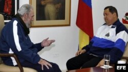 El presidente venezolano Hugo Chávez (d) conversa con el exgobernante cubano Fidel Castro (i) en La Habana (Cuba). 