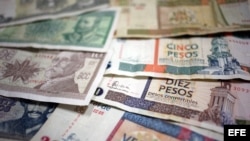  Vista de algunos billetes cubanos, unos de CUP (i) y otros de CUC (d).