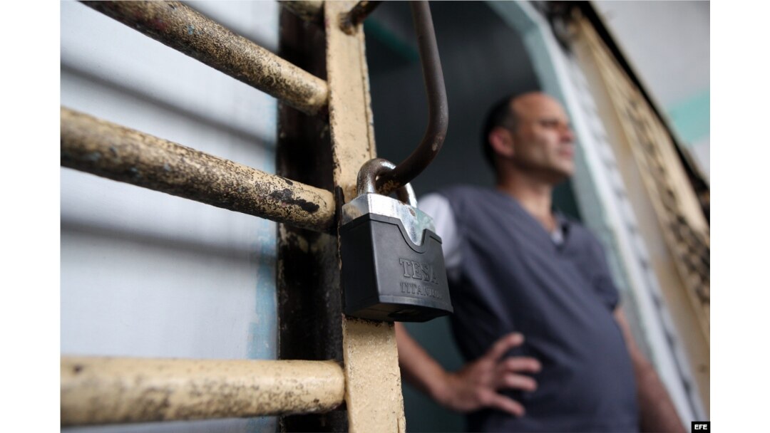Un recluso permanece en la puerta de su celda, en la prisión Combinado del Este, en La Habana.