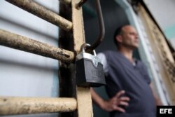 Un recluso permanece en la puerta de su celda, en la prisión Combinado del Este, en La Habana.